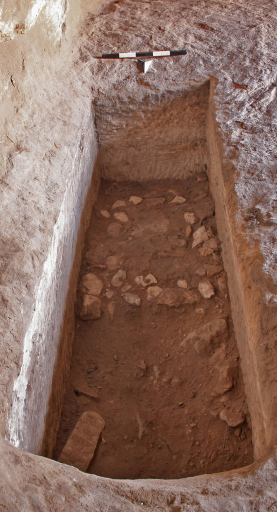 Fig. 7: BD 24. Pit grave. Stone and mortar filling in the southern section, -70cm (photo: L. Gorgerat)