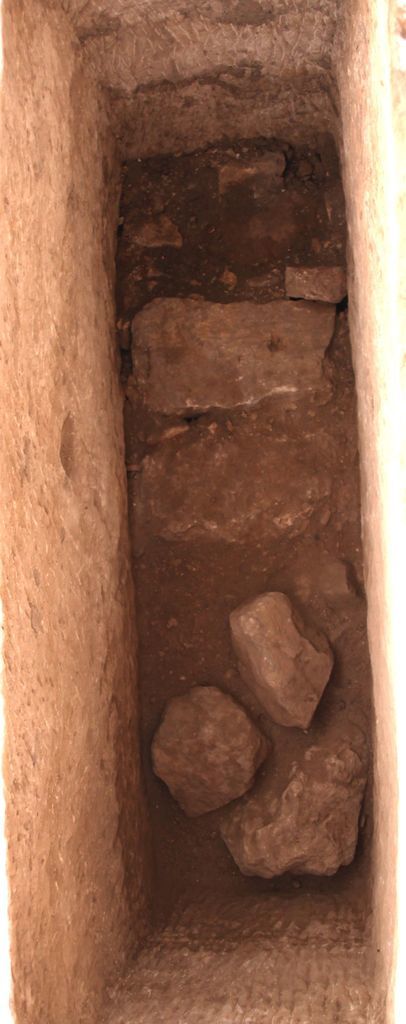 Fig. 8: BD 24. Pit grave. Covering slabs in the southern section, -160cm (photo: L. Gorgerat)