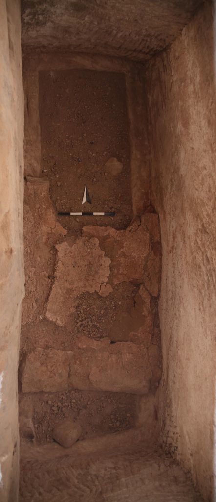 Fig. 12: BD 24. Broken covering slabs and mortar in loculus ST1 (photo: L. Gorgerat)