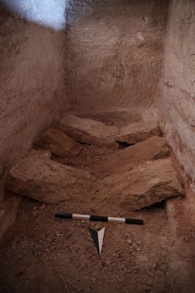 Fig. 13: BD 24. Broken covering slabs and mortar in loculus ST1 (photo: L. Gorgerat)