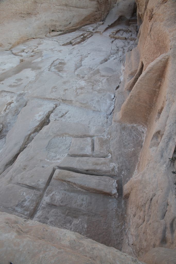 Fig. 22: Northern Terrace. Rock-cut rooms R1, R2 and R3 (photo: L. Gorgerat)