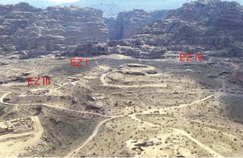 Fig. 1: General view of the sites EZ I, EZ III and EZ IV north and south of az-Zantur (photo: R. Frank)