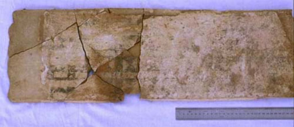 Fig. 9: EZ IV. Sounding 1. Painted plaster slab of decoration phase 2 (from wall A) (photo: D. Keller)