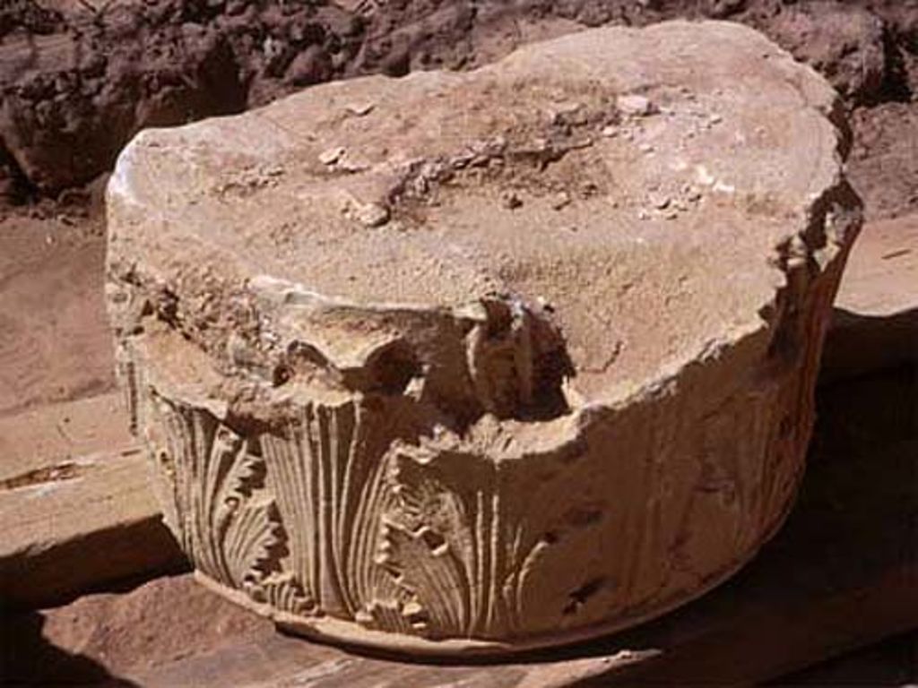 Fig. 11: EZ IV. Sounding 2. Lower part of a Corinthian floral capital (photo: D. Keller)