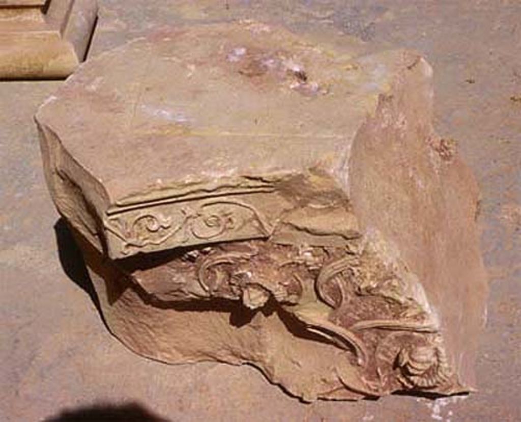 Fig. 12: EZ IV. Sounding 2. Upper part of a Corinthian floral capital (photo: D. Keller)