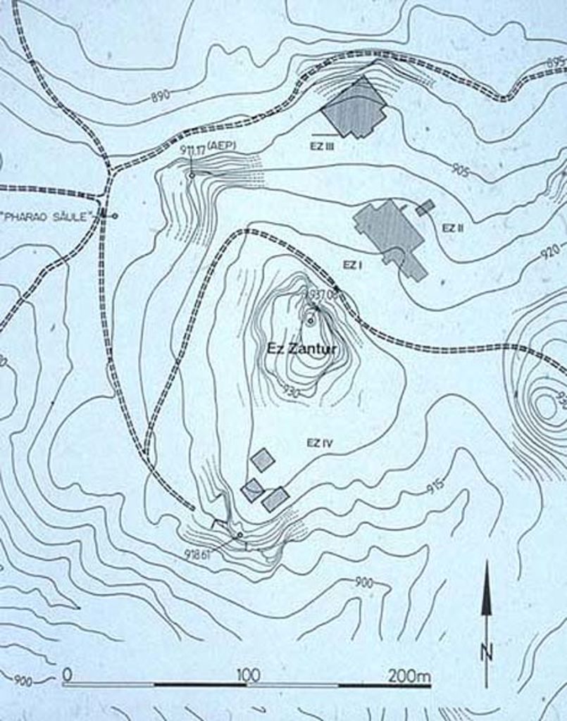 Fig. 1: ez Zantur. Topographic map with fields of excavation (drawing: B. Kolb)