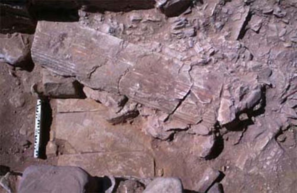 Fig. 4: EZ IV. Room 6: quarter column made of plaster in situ (photo: D. Keller)