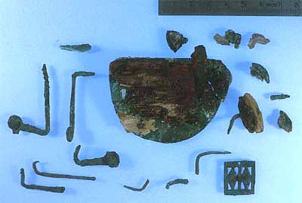 Fig. 2: EZ IV. Room 6. Bronze fitting of a lock, bars and nails of a wooden chest (photo: O. Jäggi)