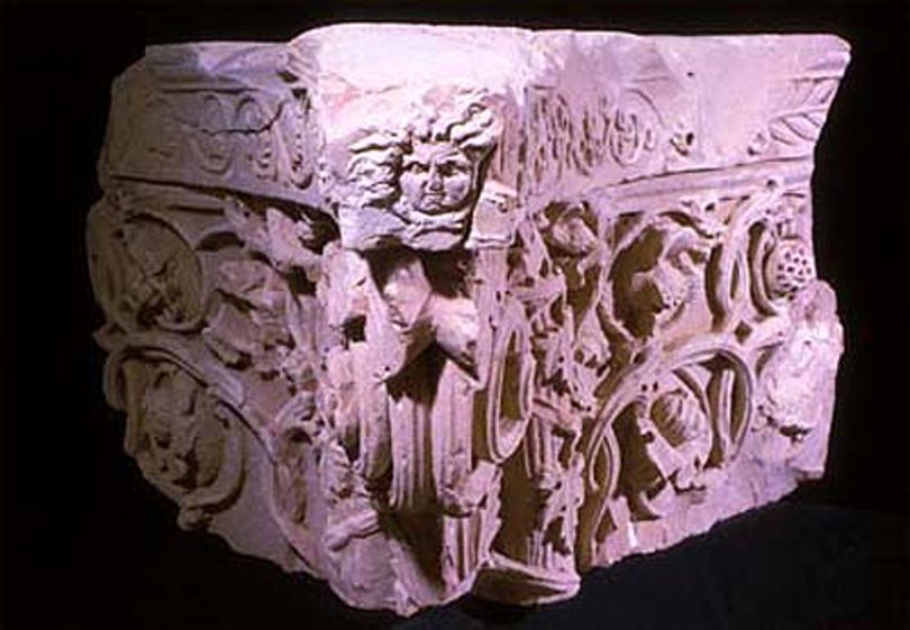 Fig. 5: EZ IV. Room 7. Fragment of a Nabataean pilaster capital of the floral type (photo: O. Jäggi)