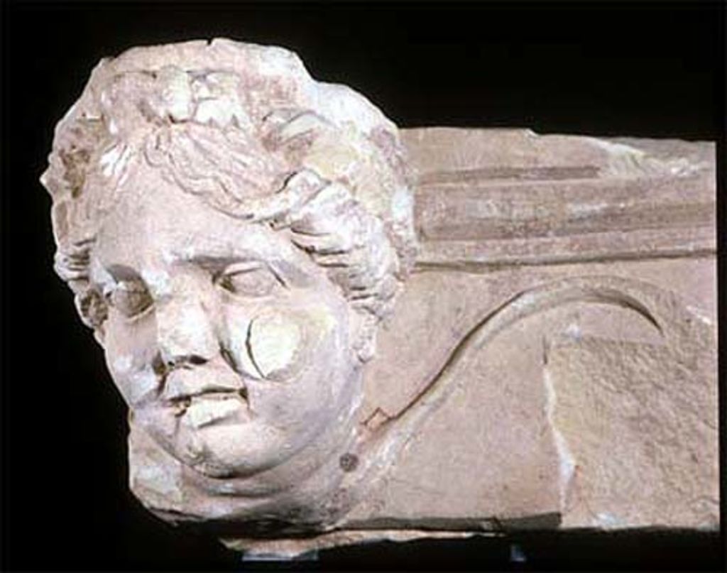 Fig. 6: EZ IV. Room 7. Abacus fragment of a Nabataean capital with a female head in high relief (photo: O. Jäggi)