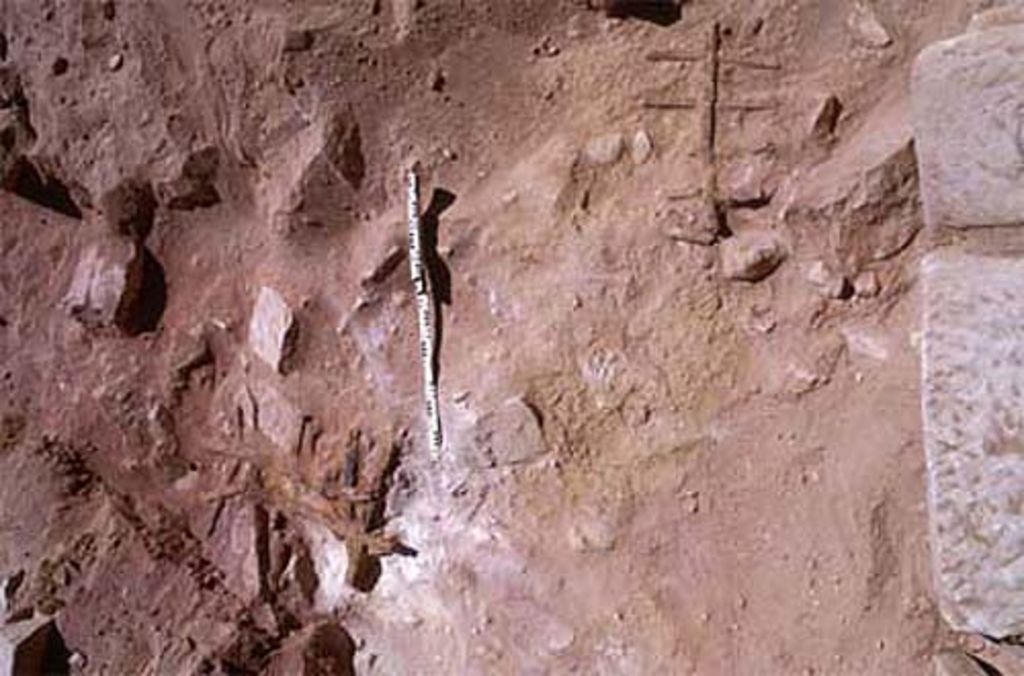 Fig. 7: EZ IV. Iron window grates as found east of room 16 (photo: D. Keller)