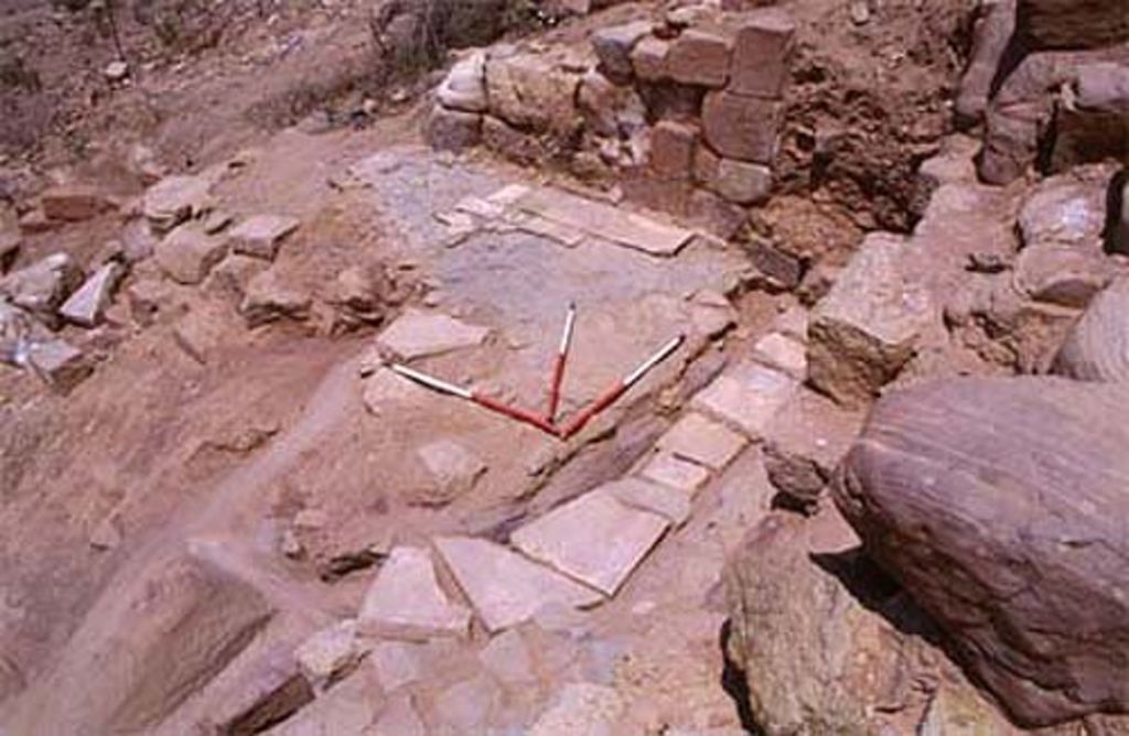 Fig. 9: EZ IV. Room 10. Canal and remains of opus sectile pavement from the south (photo: D. Keller)