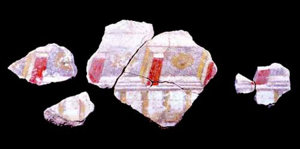 Fig. 10: EZ IV. Room 11. Fragments of a illusionistic architectural painting (photo: O. Jäggi)