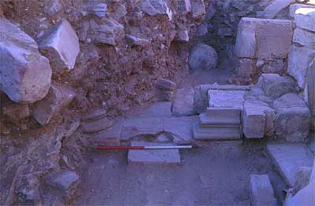 Fig. 12: EZ IV. Room 15. Bipartite Attic base of pilaster Z and column base in the bulk (photo: D. Keller)