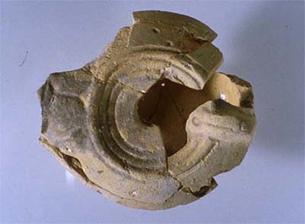 Fig. 17b: EZ III. Room 121. Imported lamp of the 2nd century AD (photo: O. Jaeggi)