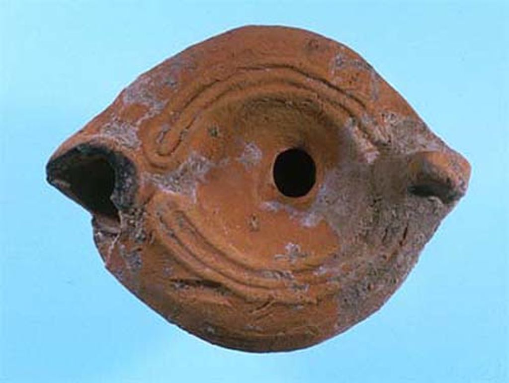 Fig. 18b: EZ III. Room 121. Local lamp of the later 2nd century AD (photo: O. Jaeggi)