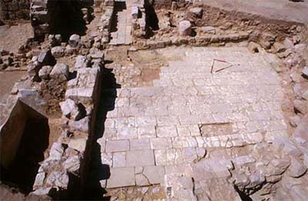 Fig. 5: EZ IV. Rooms 21, 20, 26 (left) and rooms 23, 22, 28 from the east (photo: D. Keller)