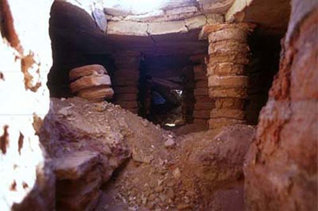 Fig. 7: EZ IV. Room 14: view through the fire channel into the hypocaust (photo: D. Keller)