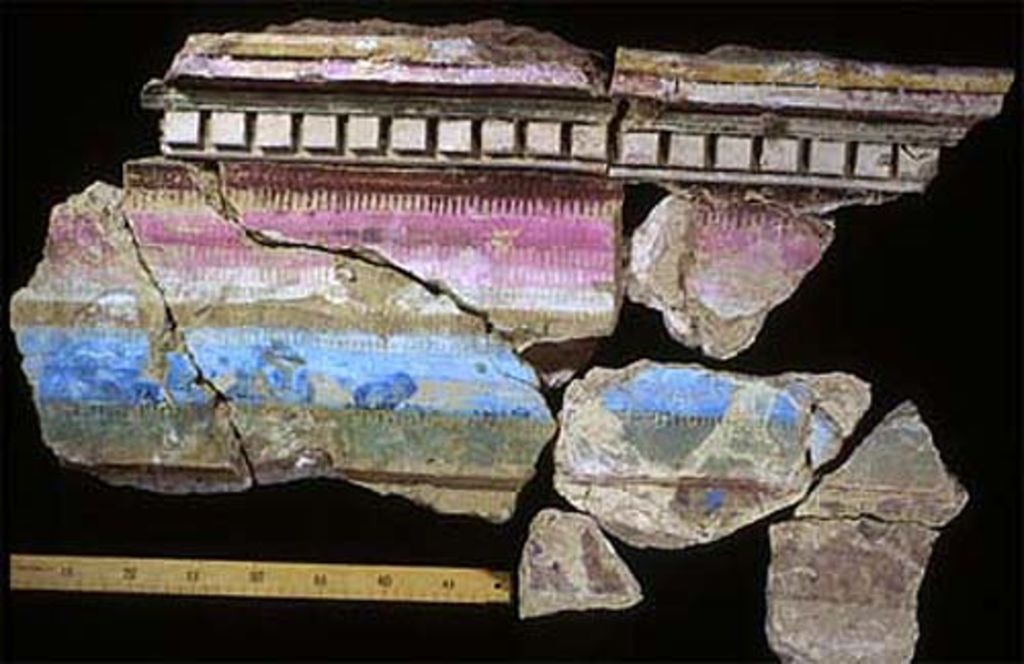 Fig. 9: EZ IV. Room 14: fragmented decoration from wall AF (photo: O. Jäggi)