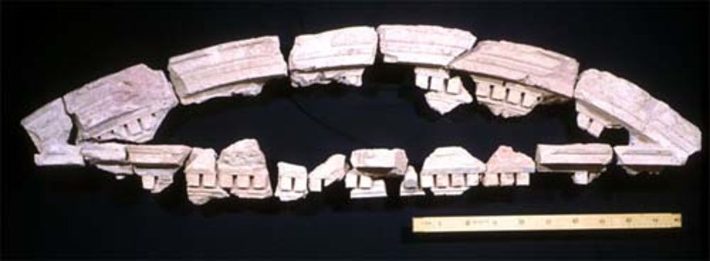 Fig. 13: EZ IV. Room 6. Stucco-moulded segmental arch (photo: O. Jäggi)