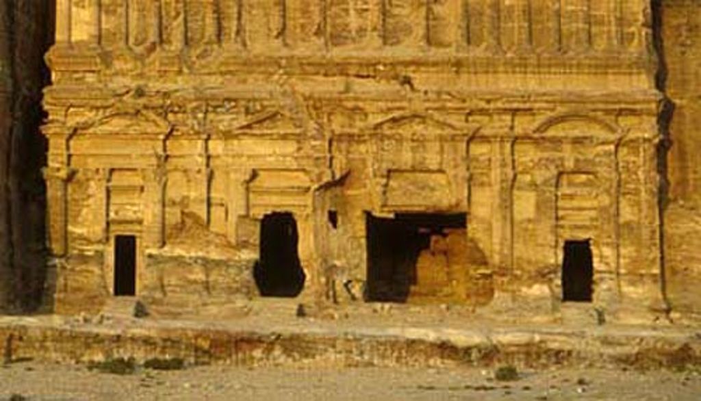 Fig. 14: Petra. Palace Tomb. Owest order of the façade (photo: O. Jäggi)