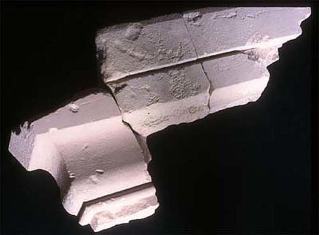 Fig. 4: EZ IV. Main entrance: lower part of a pilaster capital of the Nabataean blocked out type (photo: O. Jaeggi)