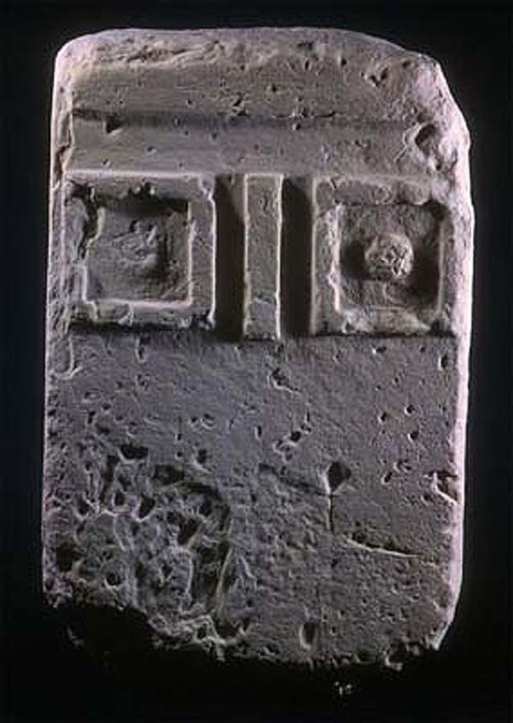 Fig. 14: EZ IV. Nabataean eye idol found in room 30 (Photo: O. Jaeggi)