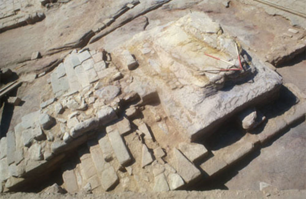 Fig. 2: View from the north of the partly rock-hewn, partly built altar 52 with the main entrance to the mansion in the upper left corner of the picture (photo: D. Keller)