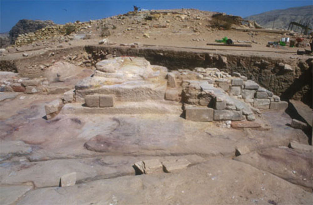 Fig. 3: Altar 52 from the south with ez Zantur in the background (photo: D. Keller)