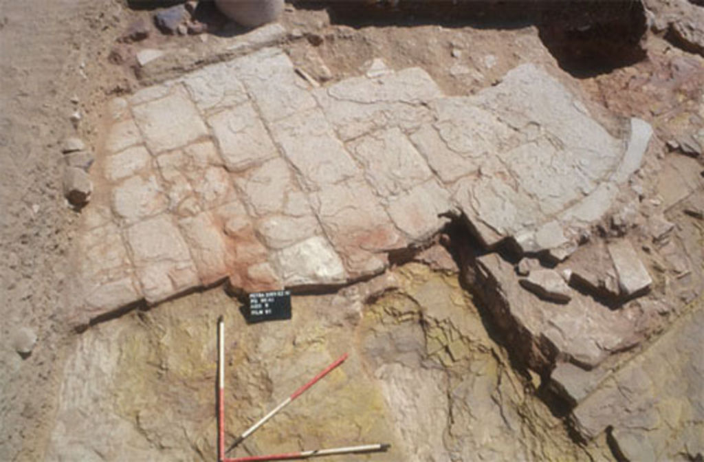 Fig. 4: The rock outcrop and the remaining structures of a small temple(?) to the east of the large altar 52 in square 90/AI (photo: D. Keller)