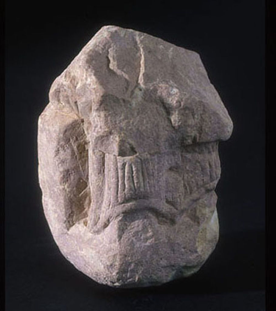 Fig. 6: Fragment of a statuette of Isis made from Petra limestone (photo: R. Hügli)