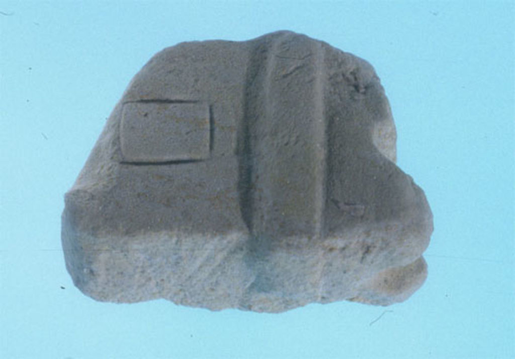 Fig. 7: Fragment of a miniature horned altar in limestone (photo: R. Hügli)