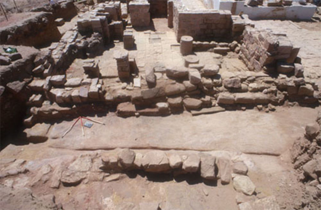 Fig. 8: Northeast corner of the mansion with room 37 seen facing south from square 90/AI (photo: D. Keller)