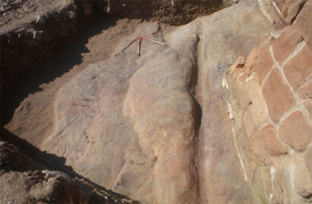 Fig. 10: Square 86/AW: view facing southwest of the steeply downward-sloping rock with drainage canal in front of the east facade I (photo: D. Keller)