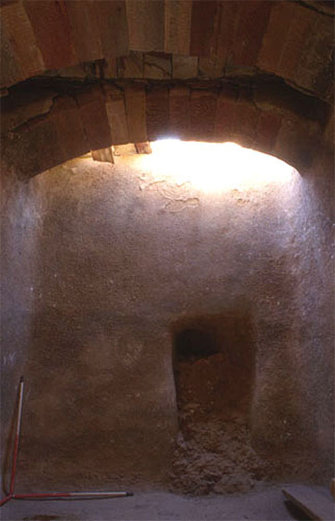 Fig. 11: Cistern under room 27: view to the east of the rock-hewn communicating tunnel to the cistern under the adjacent room 22 (photo: D. Keller)