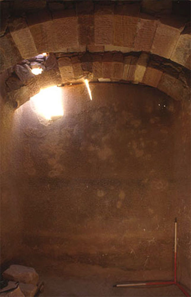 Fig. 12: Cistern under room 27: view of the west wall and the roof construction (photo: D. Keller)