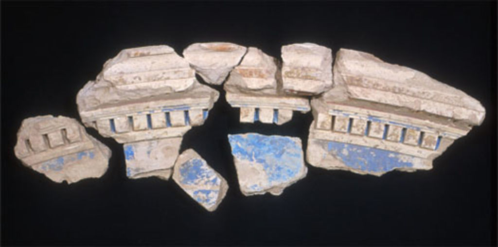 Fig. 13: Room 17: fragments of the dentil cornice from the lunette of the barrel-vaulted ceiling (photo: R. Hügli)