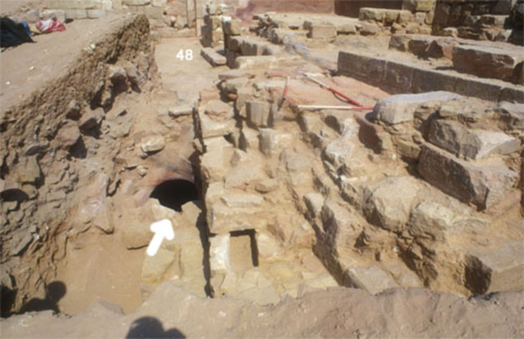 Fig. 17: Window opening of the rock-hewn room under rooms 48 and 52, seen from the south (photo: D. Keller)