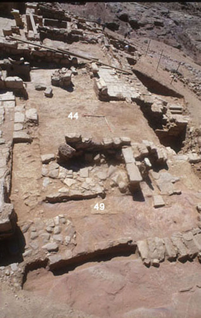 Fig. 18: The west terrace edge of EZ IV with rooms 44 and 49 in the foreground, seen from square 95/AJ (photo: D. Keller)