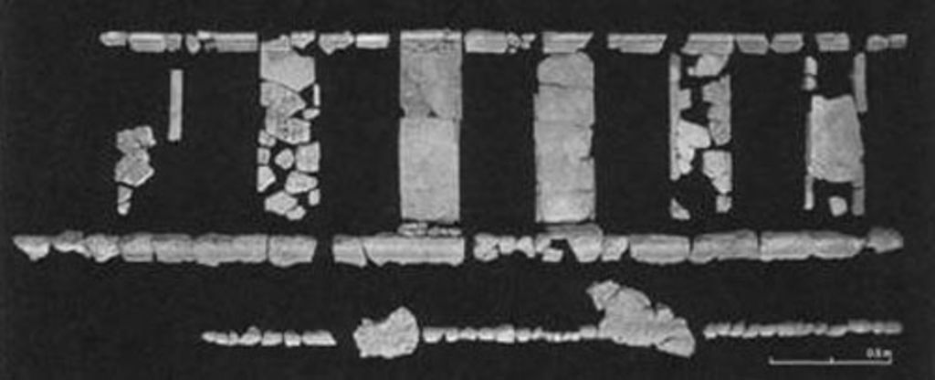 Fig. 4: Raum 1 – Gesamtbestand an Fragmenten der mittleren Wandzone (Foto und Nachbearbeitung: O. Jaeggi)