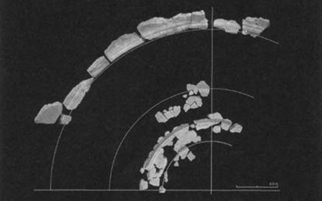 Fig. 6: Raum 1 – Anhand der erhaltenen Fragmente rekonstruierter Lunettenaufbau (Foto und Nachbearbeitung O. Jaeggi)