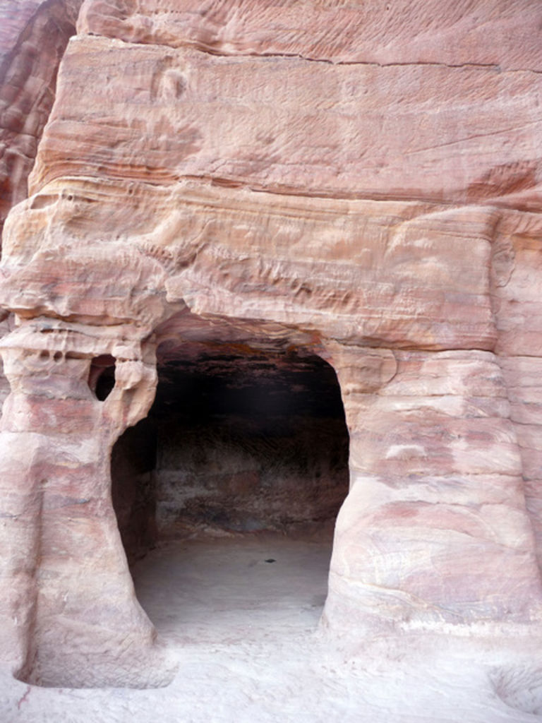 Fig. 6: Side chamber with betyl outside Tomb 779 (photo: L. Wadeson)