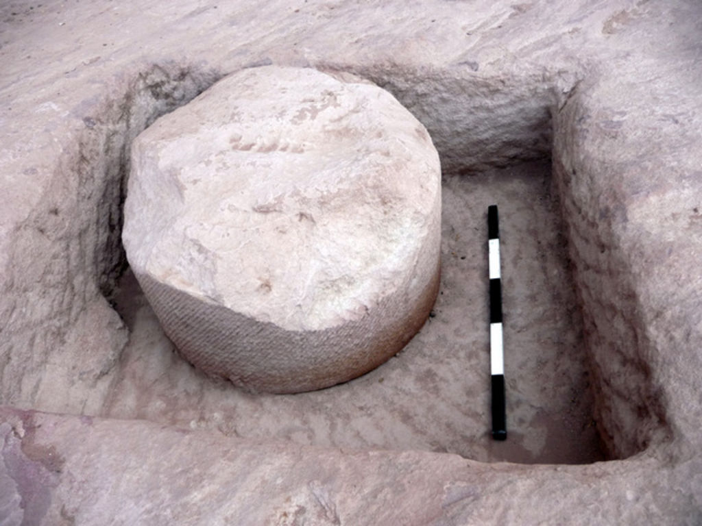 Fig. 11: Column drum in situ in Structure 8, Trench 7, Sector A (photo: L. Wadeson)