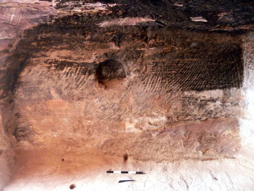 Fig. 14: Niche in west wall of side chamber outside Tomb 779 (photo: L. Wadeson)