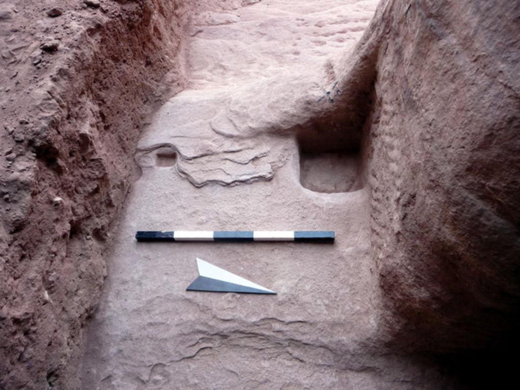 Fig. 18: Exposed threshold (Trench 9) of Tomb 779 (photo: L. Wadeson)