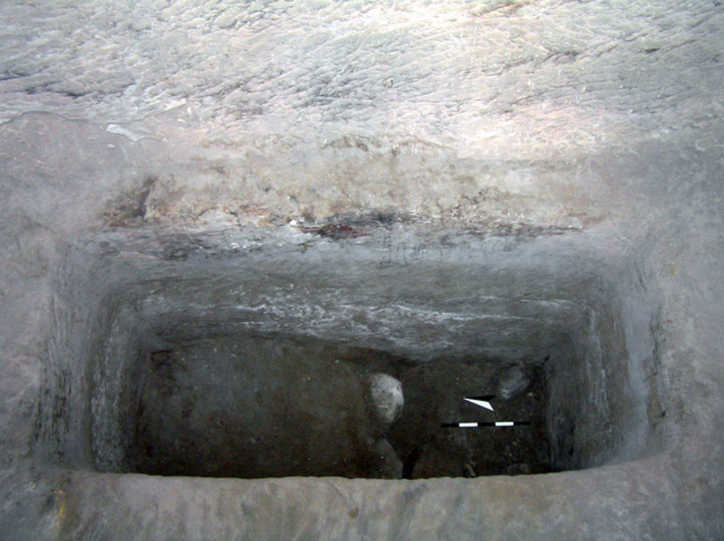 Fig. 19: Arcosolium grave (Trench 6) with original sealing layers in the north (looters’ hole in the south), Tomb 779 (photo: L. Wadeson)