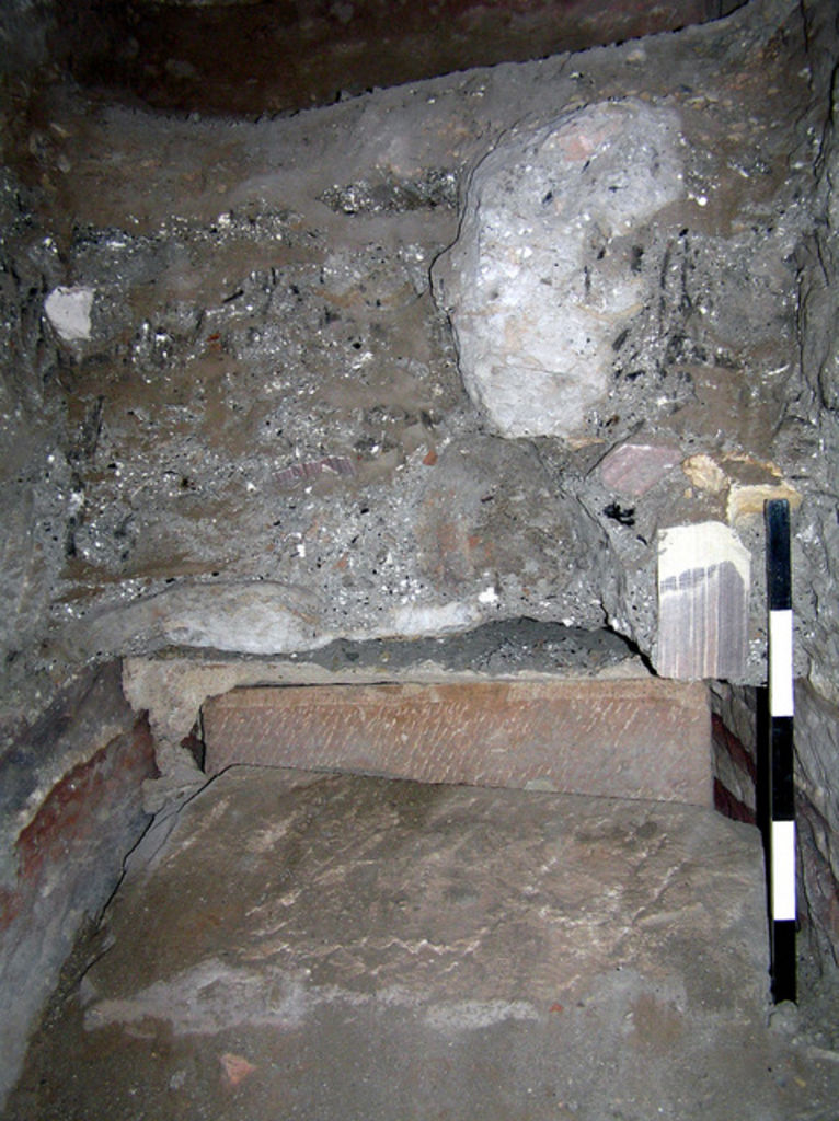 Fig. 20: Section of original sealing layers in arcosolium grave, Tomb 779 (photo: L. Wadeson)