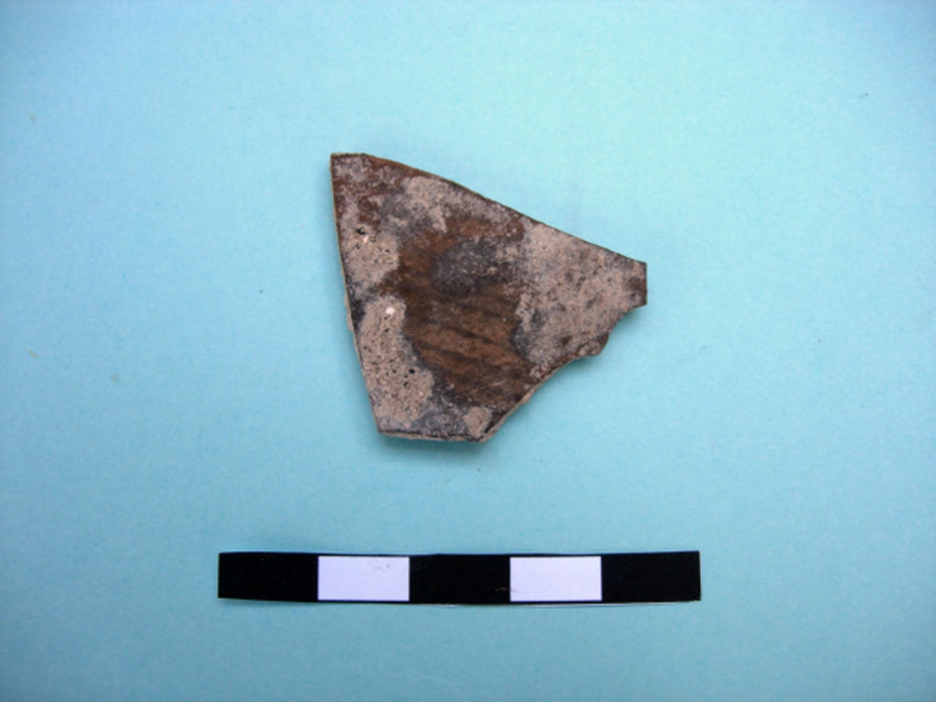 Fig. 21: Painted pottery of Phase 3b embedded in mortar, from arcosolium grave, Tomb 779 (photo: L. Wadeson)