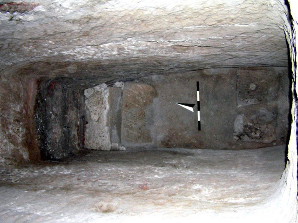 Fig. 22: Covering slabs embedded in white mortar in north end of arcosolium grave, Tomb 779 (photo: L. Wadeson)