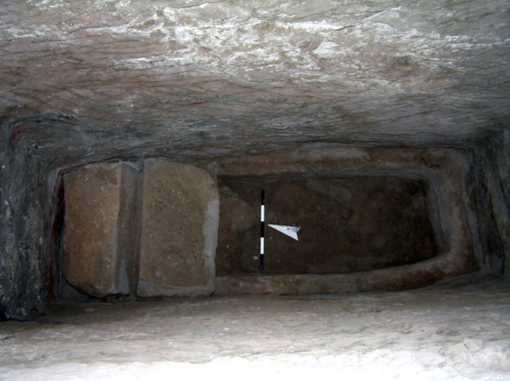 Fig. 26: Covering slabs on rock-cut shoulders in arcosolium grave, Tomb 779 (photo: L. Wadeson)